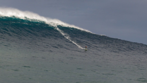 Belharra : Justine Dupont, première surfeuse