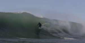 Mikey February surfe une planche de Tom Curren dans le meilleur Rincon de la décennie