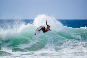 Bells Beach : Johanne Defay monte en quarts et passe le cut de mi-saison !